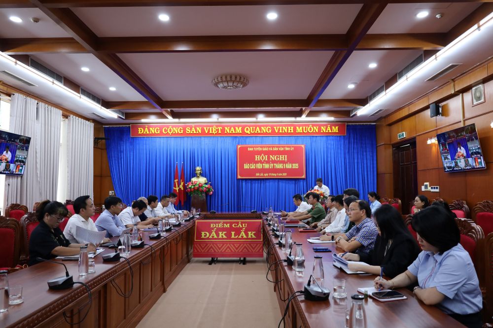 Các đại biểu tham dự hội nghị điểm cầu Tỉnh ủy